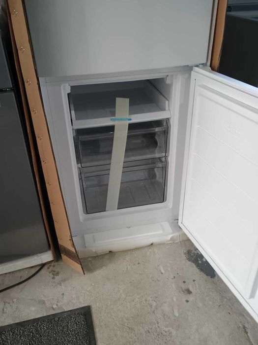 Чисто нов Хладилник с фризер с диспенсър за вода Muhler-Мюлер 180 см