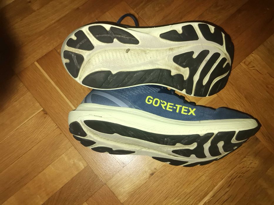 маратонки asics gore-tex