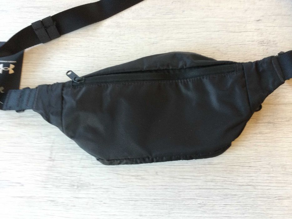 НОВА оригинална мъжка черна чанта чантичка за кръста "банан" crossbody bag UNDER ARMOUR от САЩ