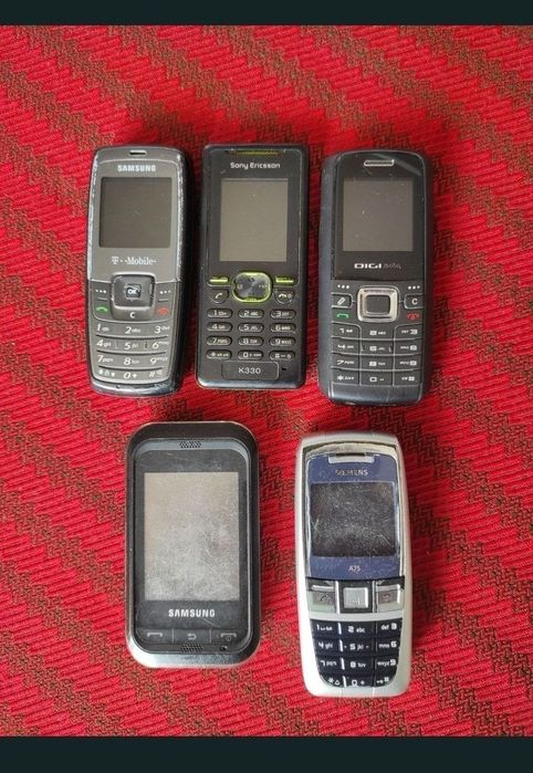 Telefoane pentru piese de schimb, unele sunt funcționale și chiar au baterii încorporate.