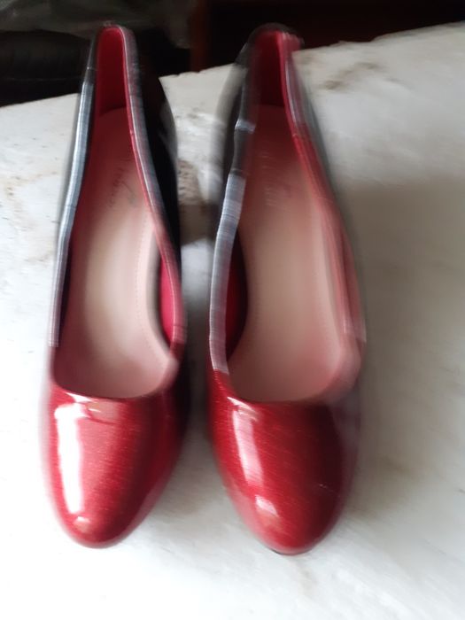 Vând foarte conven doua  pereche de de pantofi dama numărul 36 și 40