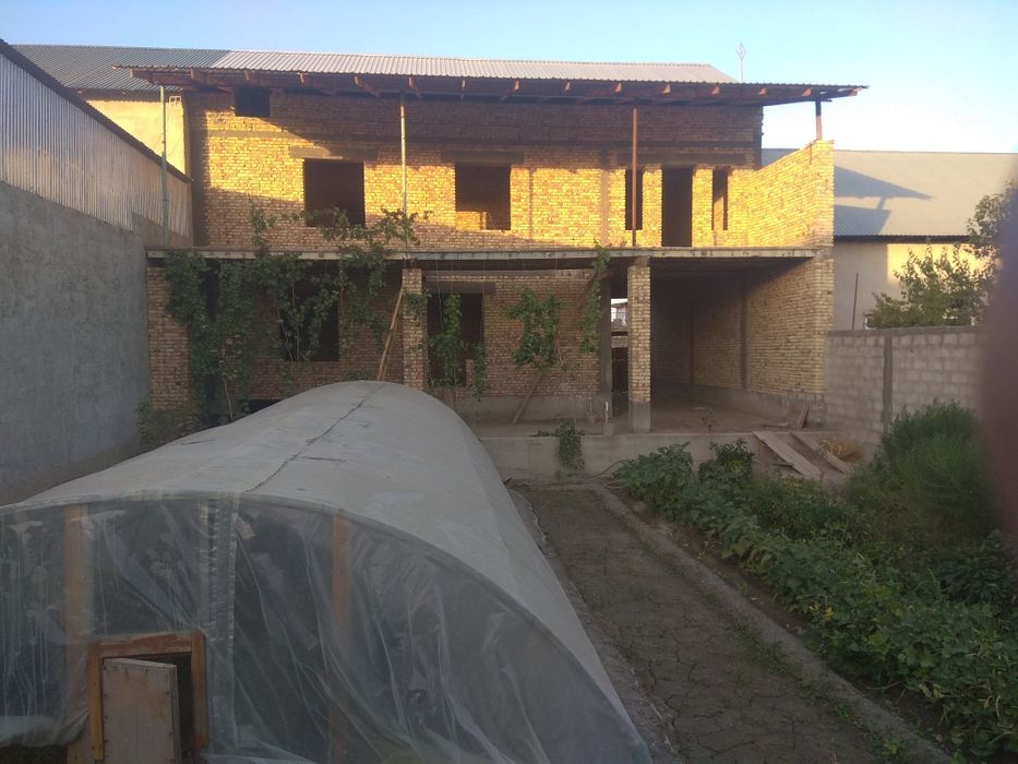 Галаосиё шаҳрида қурилиши тугалланмаган 2 этажли ҳовли тез ва арзон