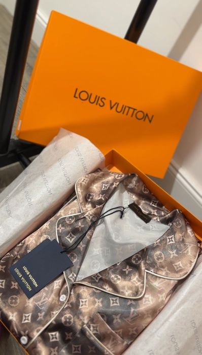 Vând pijamale din satin