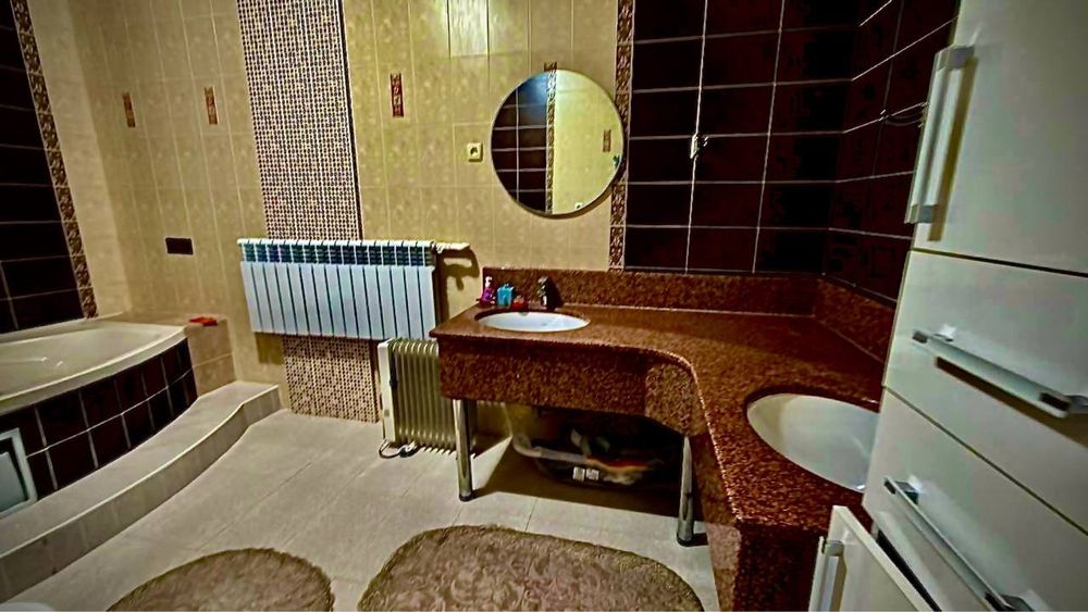 Продаётся болшой дом в центре бухары на рубловки