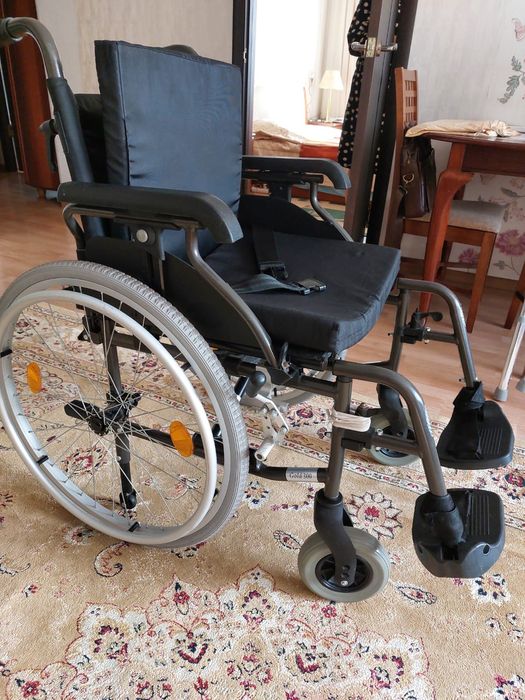 Инвалидная коляска б/у,в отличном состоянии.