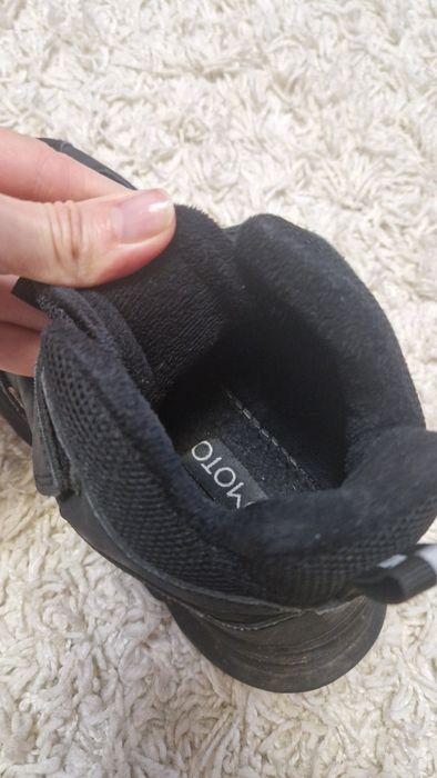 Продам демисезонные кроссовки