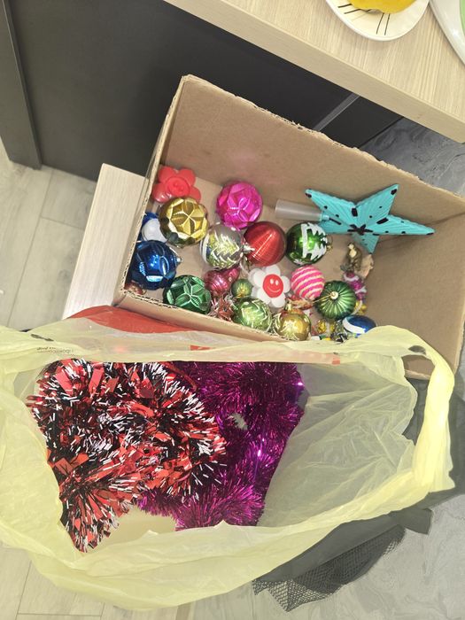 Ёлка продаётся с игрушками