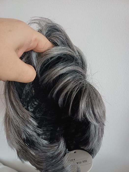 Perucă scurtă, Gri argintiu, fibră sintetică cu aspect natural