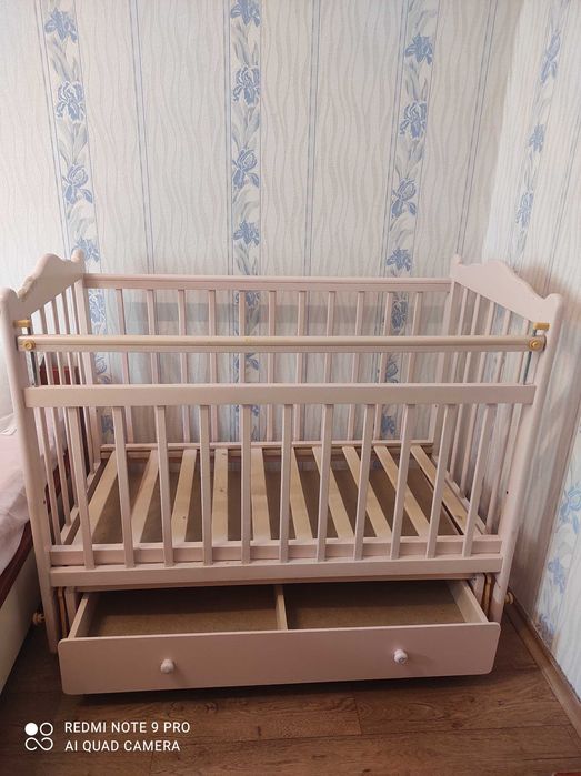 Детская кроватка с маятником