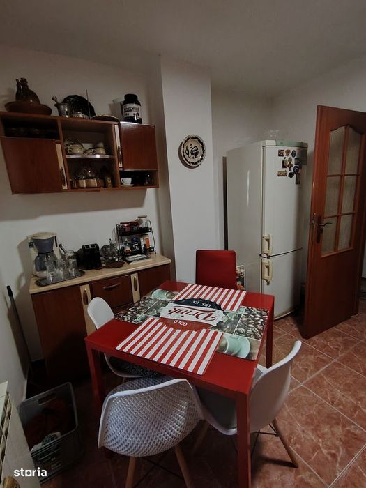 Vând apartament 4 camere