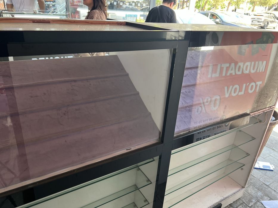 телефон сотиш учун ветрина сотилади