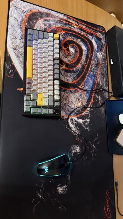 Продам игровую мышь Hyper x и коврик