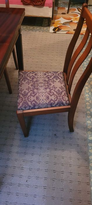 Set masa  extensibila si 4 scaune  din lemn masiv stare perfecta