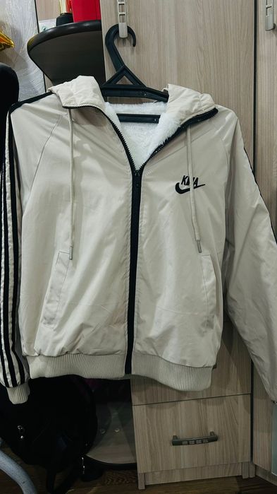 Продам женскую лёгкую куртку 44-46