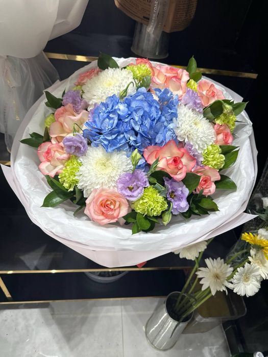 Premium buketlar roziviy atirgul romashka