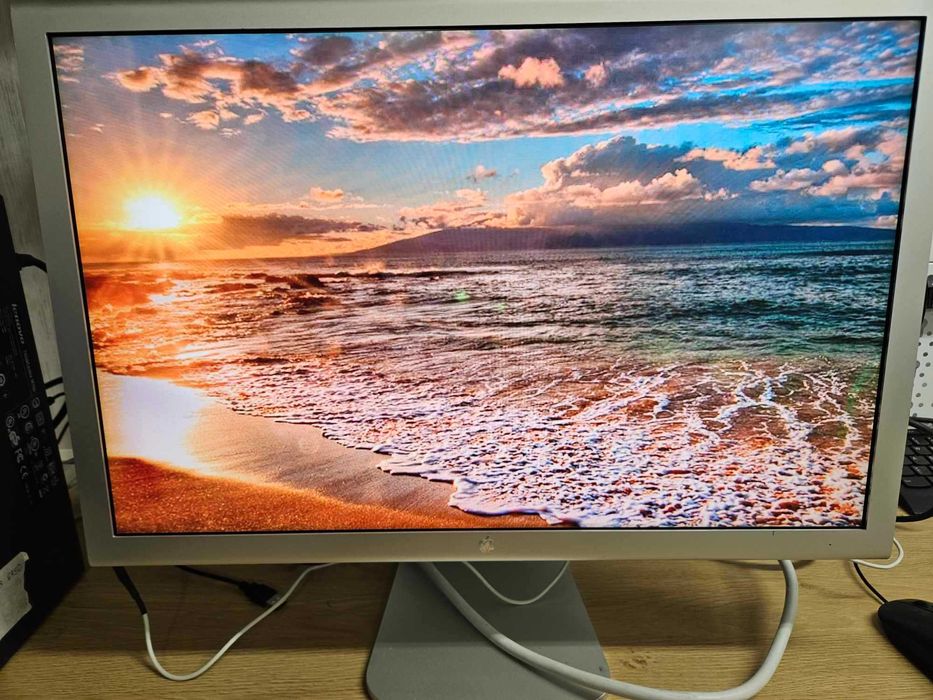 +Гаранция! Монитор Apple Cinema HD Display A1082 23" 1920x1200
