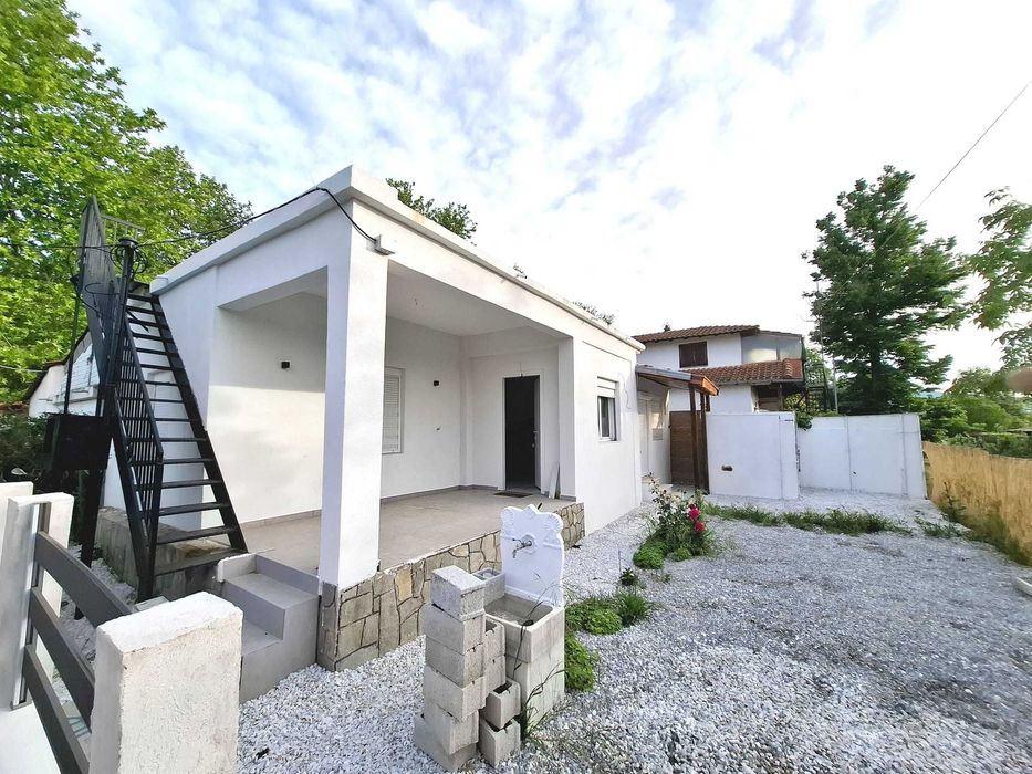 Продава реновирана къща 70 м2 с двор 200 м2 в Аспровалта