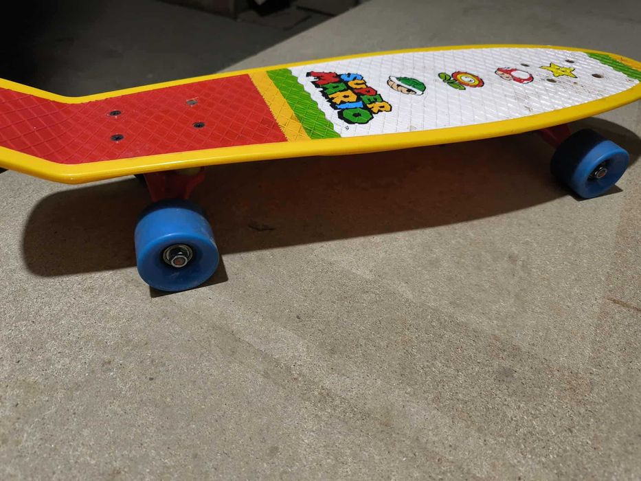 Skateboard Super Mario, design colorat, stare bună