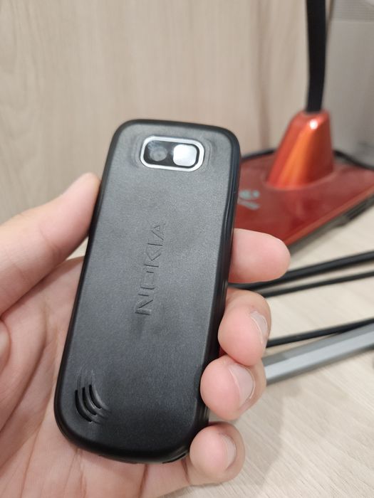 Nokia 2600 classic с зарядным устройством