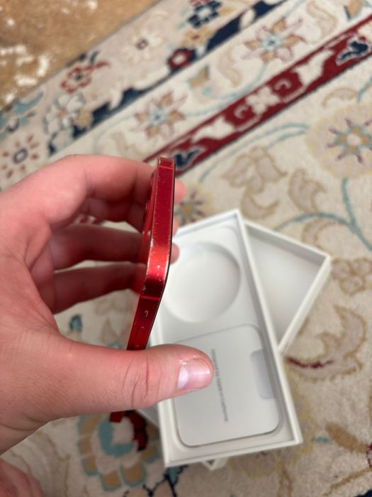 Iphone 12 красни