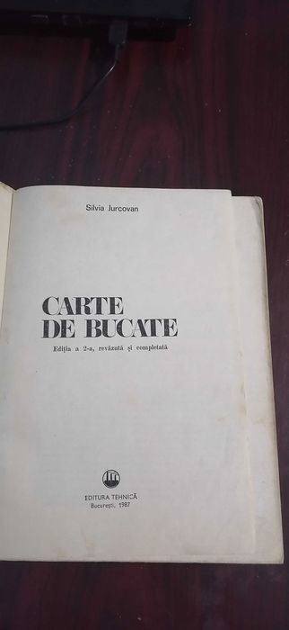 ofer  carte  bucatarie  silvia  jurcovan  in perfecta  stare 170 lei
