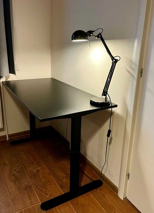 Vand set birou din 3 piese Birou Stauning Jysk negru + lampa veioza Ikea + scaun Ikea gri