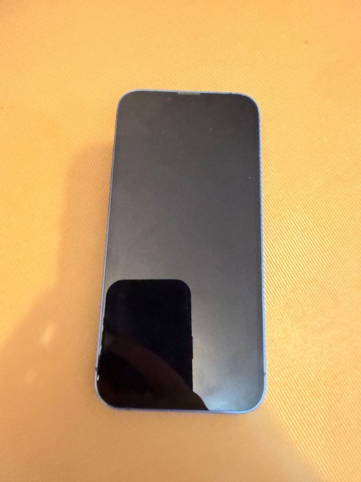 iPhone 13 pe albastru