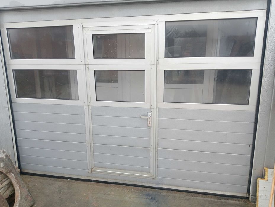 Ușa garaj cu sistem de pretensionare