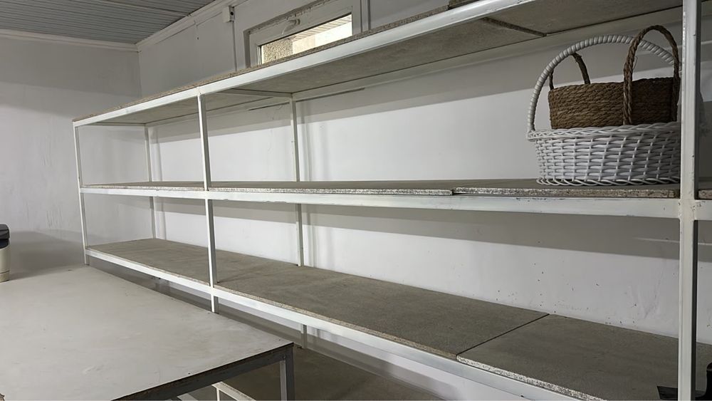 Полка стеллаж для магазина в идеальном состоянии