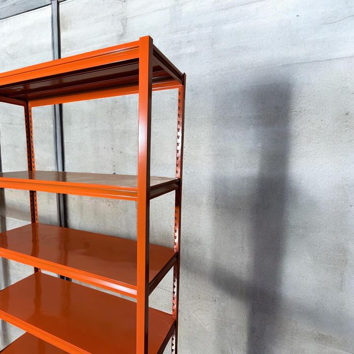 Метални стелажи с метални рафтове