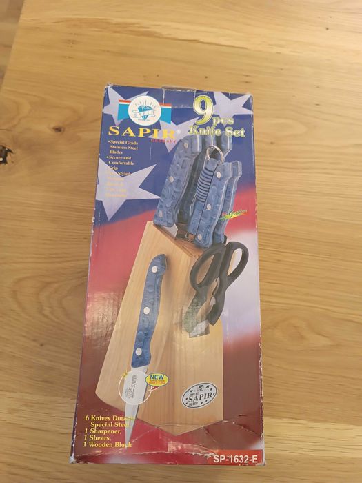 Нов комплект ножове с поставка Sapir