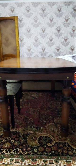 Стол деревянный коричневого цвета.