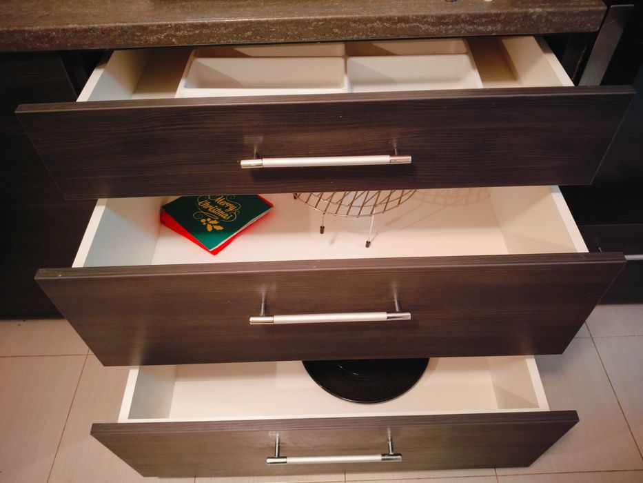 Кухня с шкафове и уреди