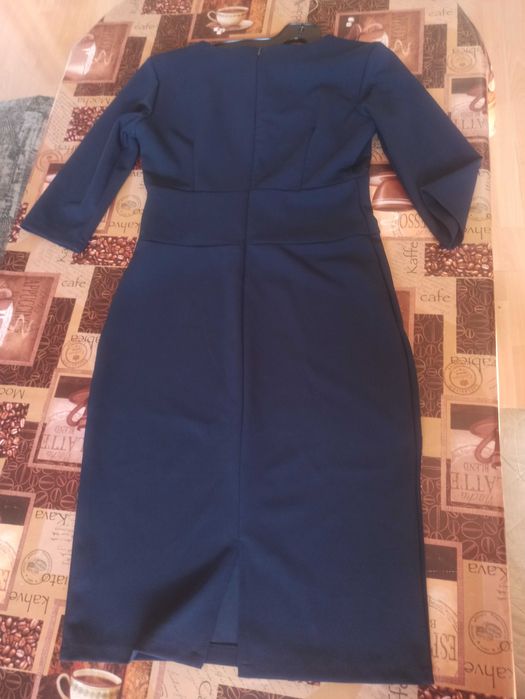Елегантна тъмното синя рокля.