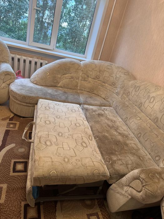 Угловой диван и два кресла