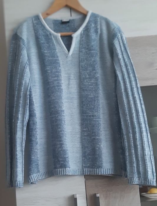 Мек пуловер и нова плътна тениска с якичка  и две гривни  със зодия и