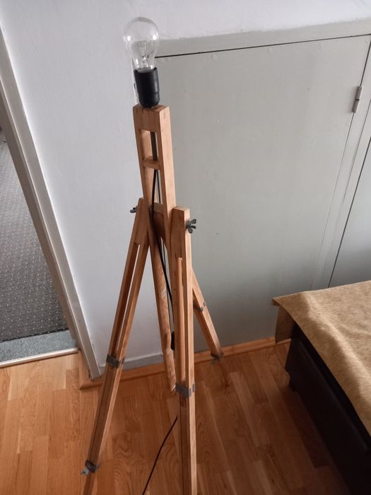 Vând lampă de podea reglabilă