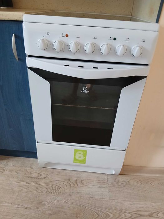 Готварска печка Indesit саспиратор и две шкафчета