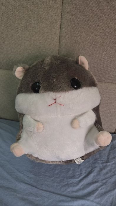 Плушен хамстер с джоб на гърба.