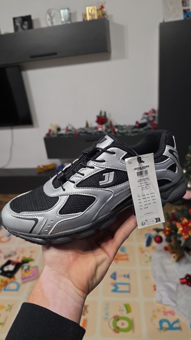 Jack & Jones model JFWEDGE în culoarea argintiu.