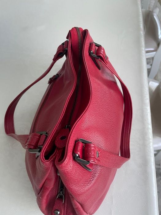 Красная кожаная сумка