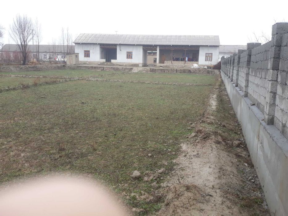 Uy sotiladi 2ta xo'jalik yashasa bo'ladigan uy.