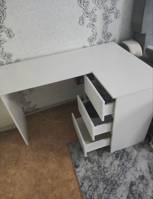 Срочно продам стол в хорошем состоянии.