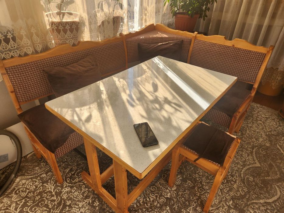 Кухонный уголок со стульями. В хорошем состояние