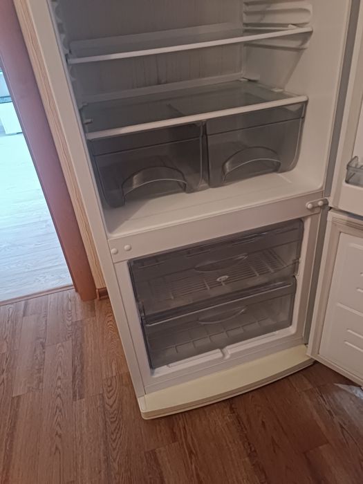Продам  двухкамерный холодильник Атлант