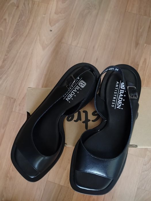 Продам босоножки