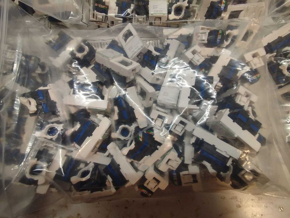 Conector Cat 6 Legrand (REF. 076561]  RJ 45 UTP Alb (300 Buc)