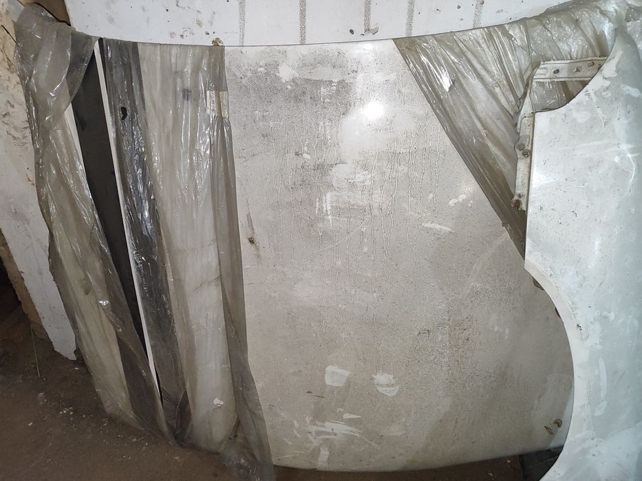 Продам капот,левое крыло  и стоп сигнал на Митсубиси сигма