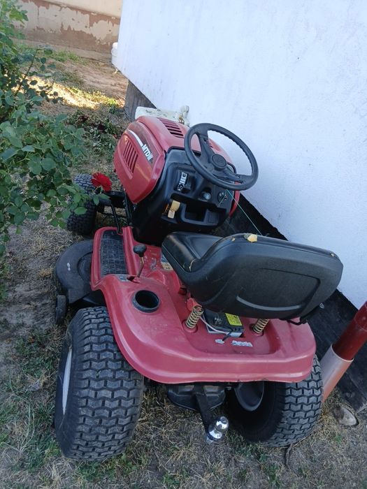 Tractoras tuns iarba , cu motor briggs&statton , de 13 cp , perfect functional