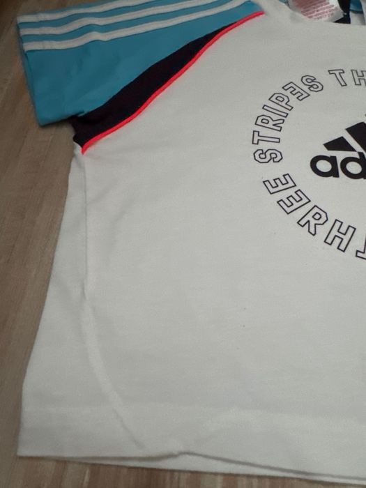 Детска тениска Adidas в бяло и синьо, къса, 128
